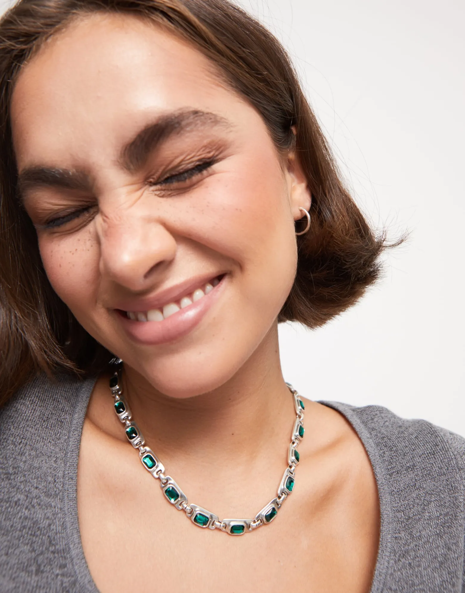 Short necklace with green crystals
