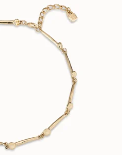 Short necklace with nail-shaped pieces