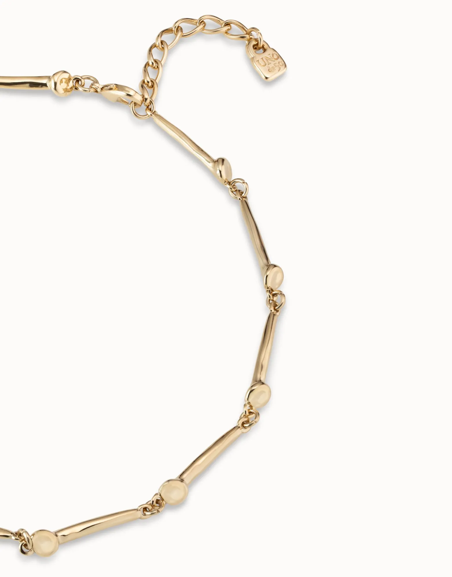 Short necklace with nail-shaped pieces