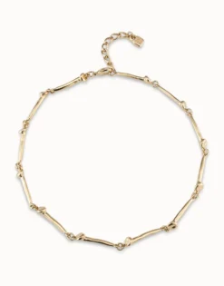 Short necklace with nail-shaped pieces