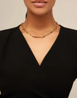 Short necklace with nail-shaped pieces