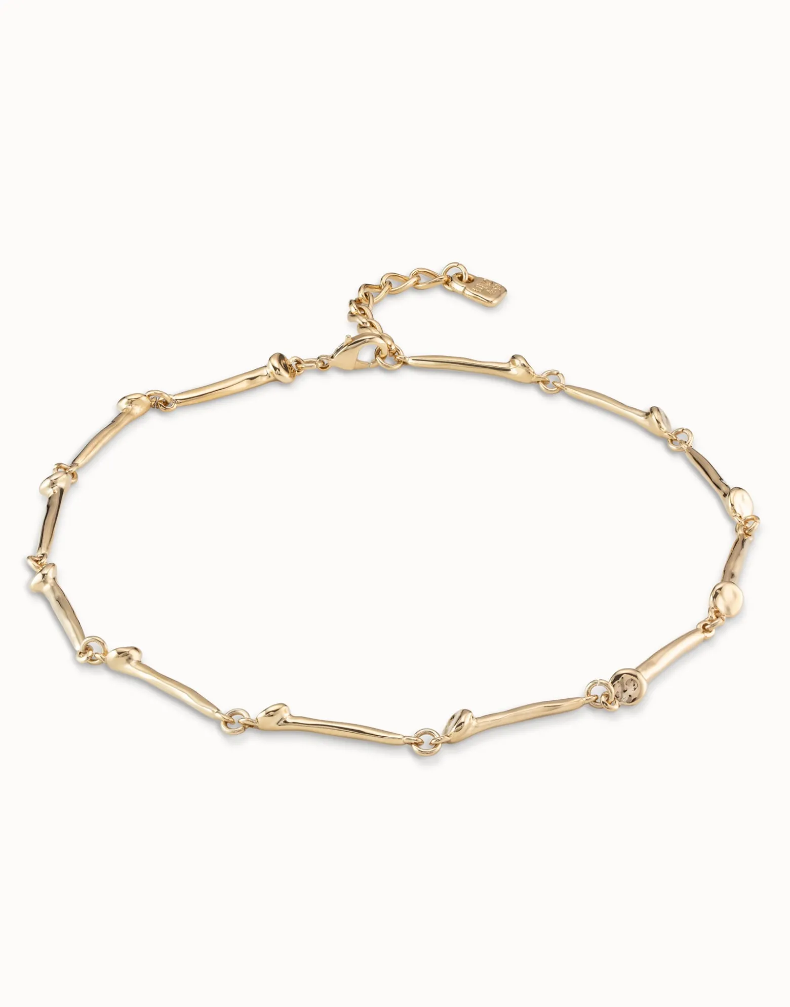 Short necklace with nail-shaped pieces