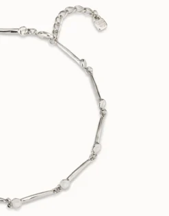 Short necklace with nail-shaped pieces
