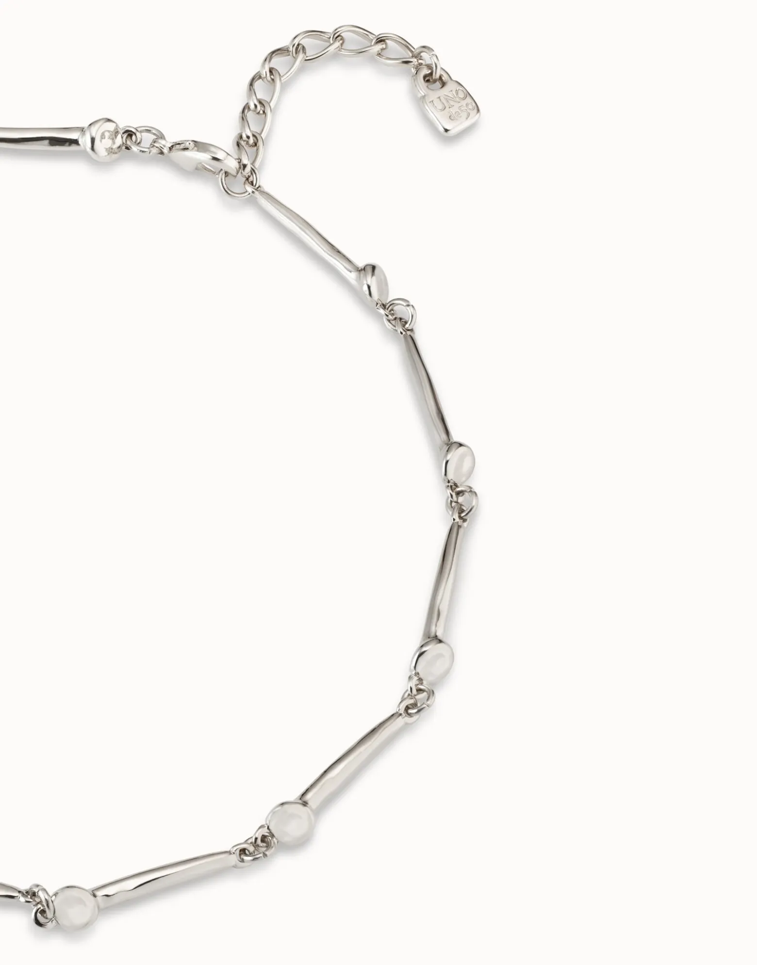 Short necklace with nail-shaped pieces