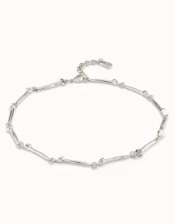 Short necklace with nail-shaped pieces