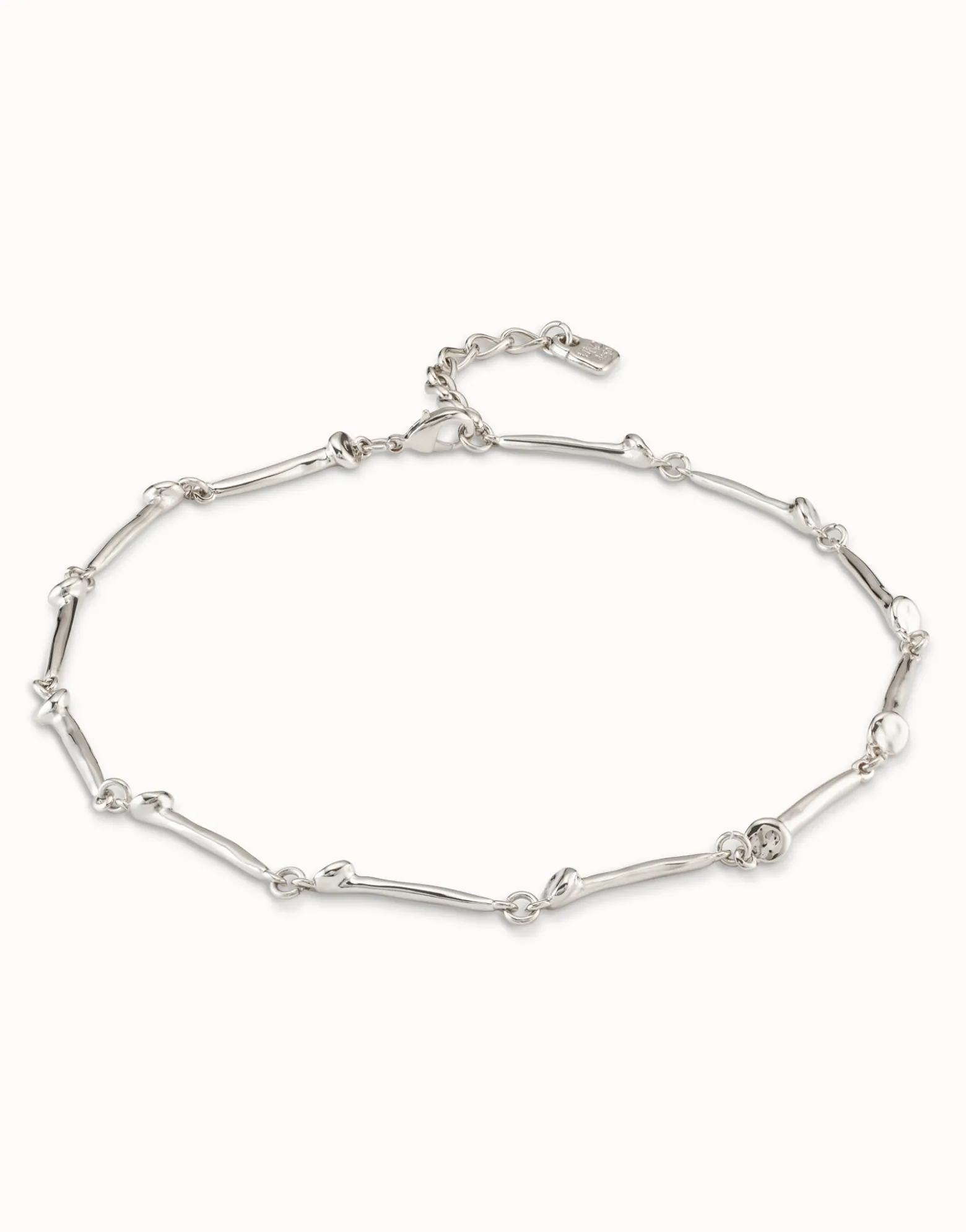 Short necklace with nail-shaped pieces