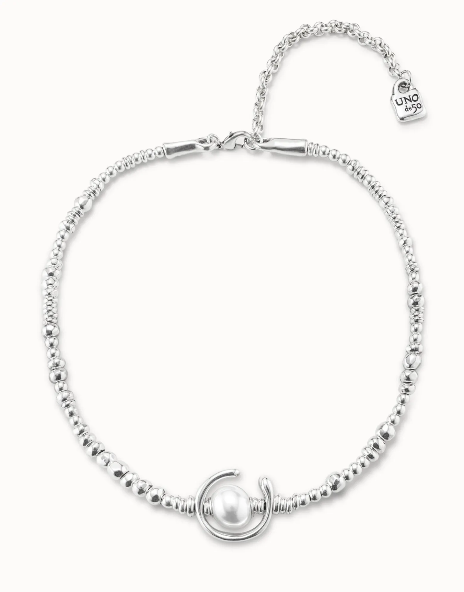 Short necklace with pearl