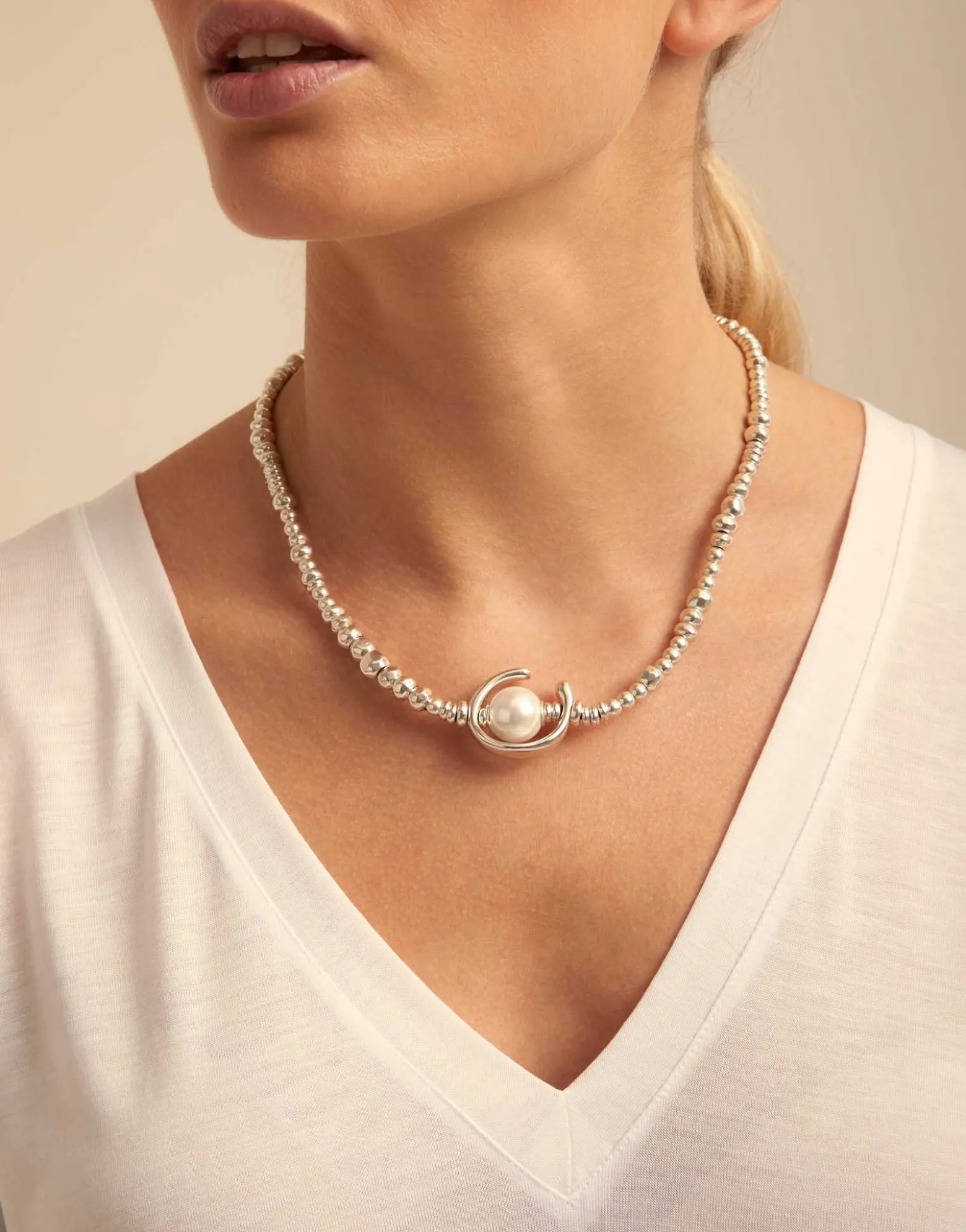 Short necklace with pearl