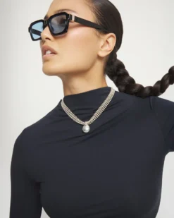 Short necklace with silver threads and large sphere