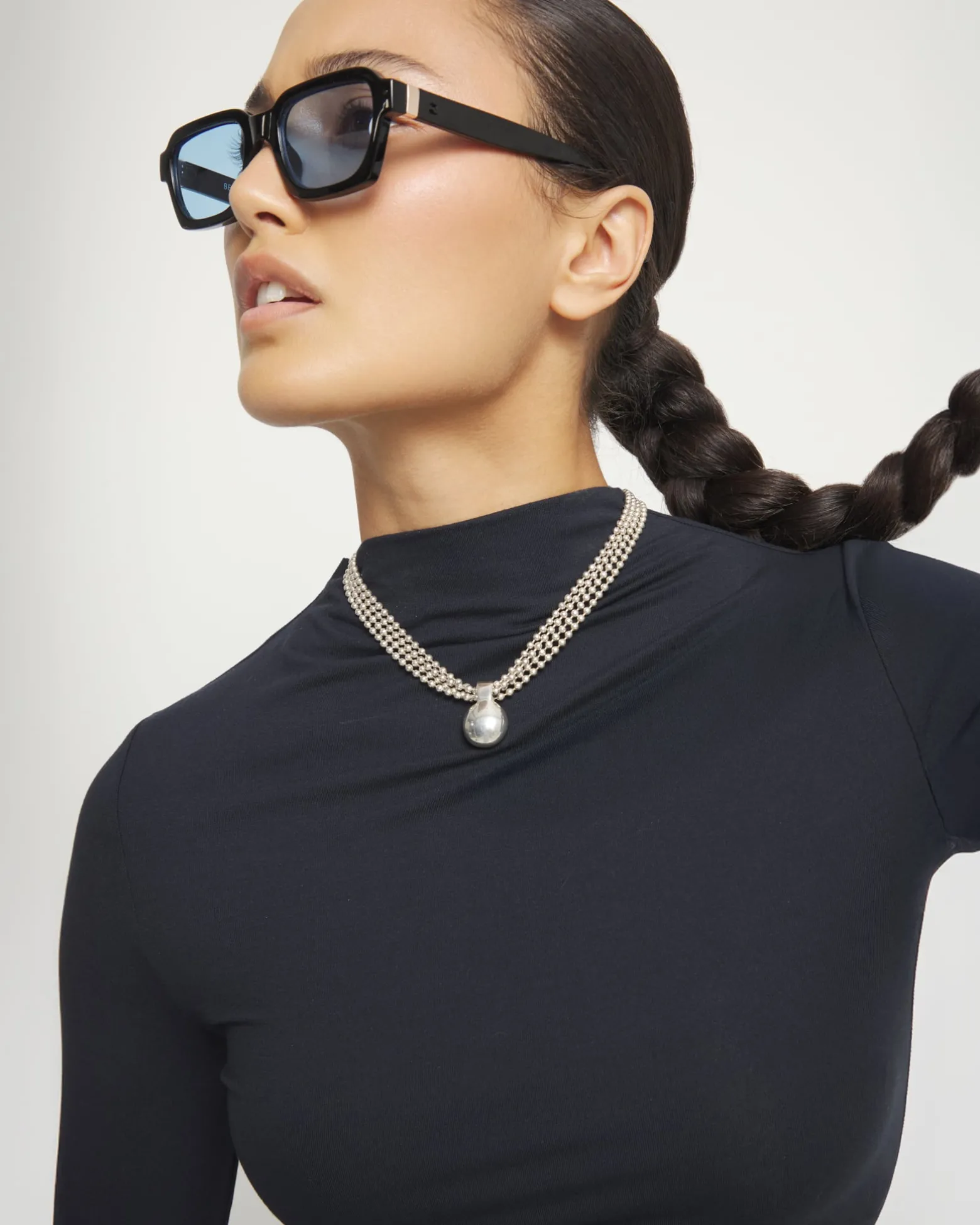 Short necklace with silver threads and large sphere