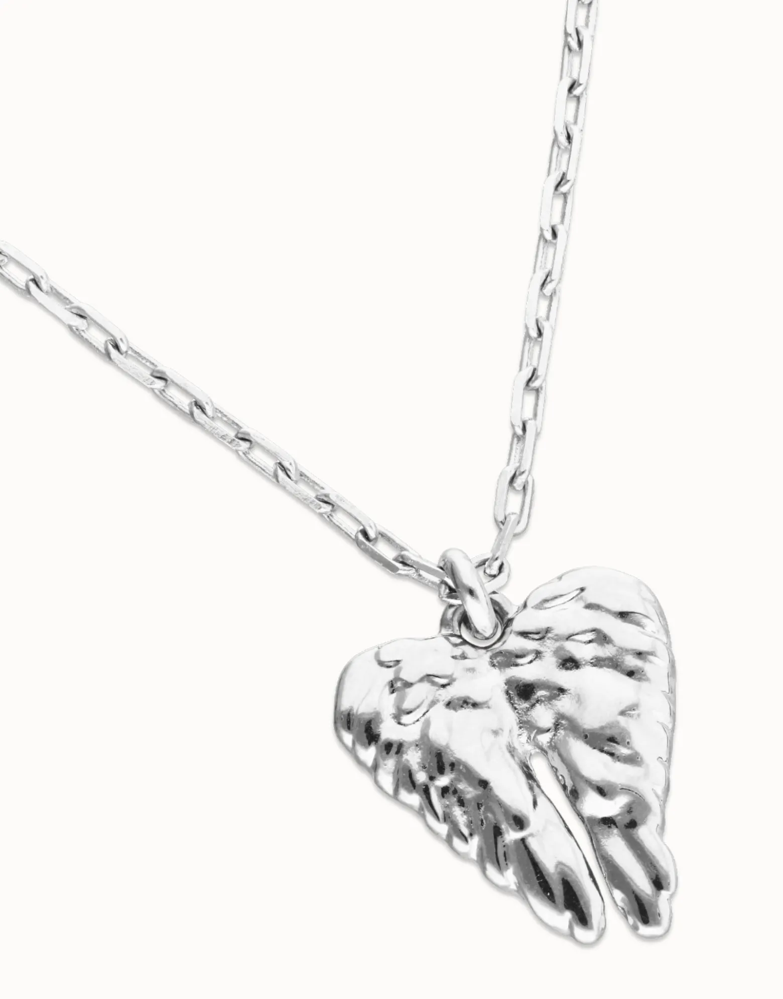 Short necklace with wing detail