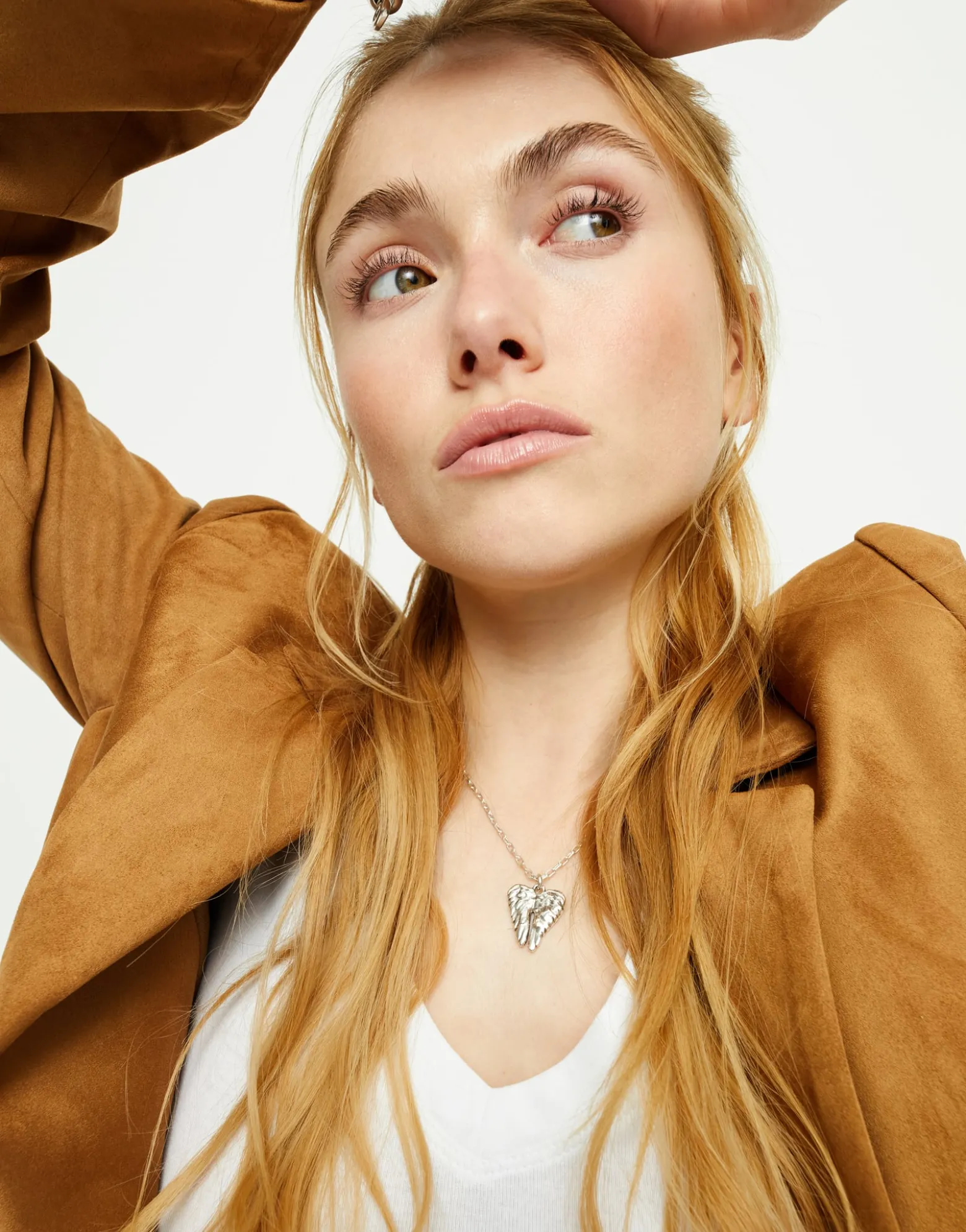 Short necklace with wing detail