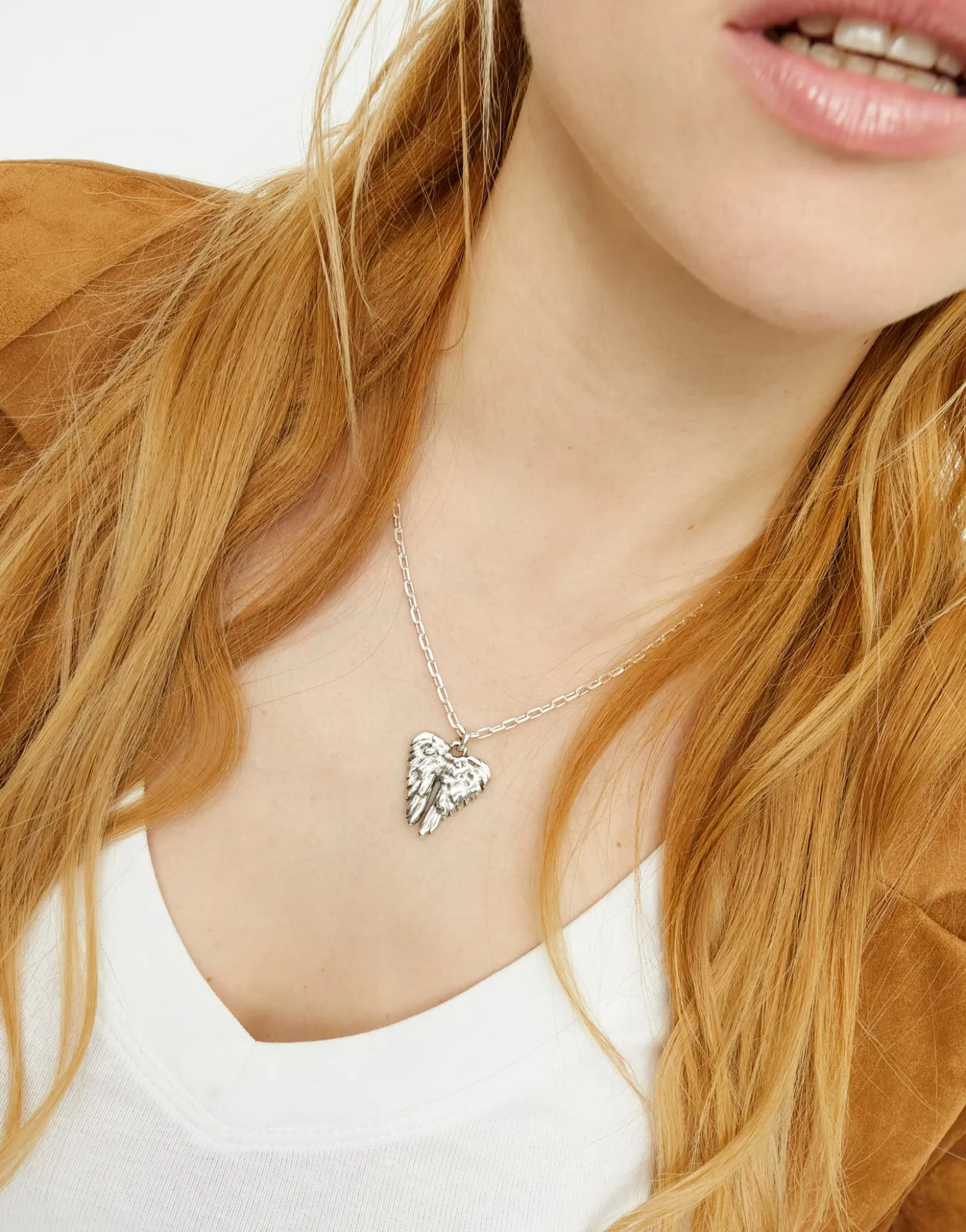 Short necklace with wing detail