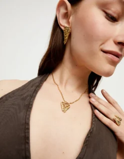 Short necklace with wing detail