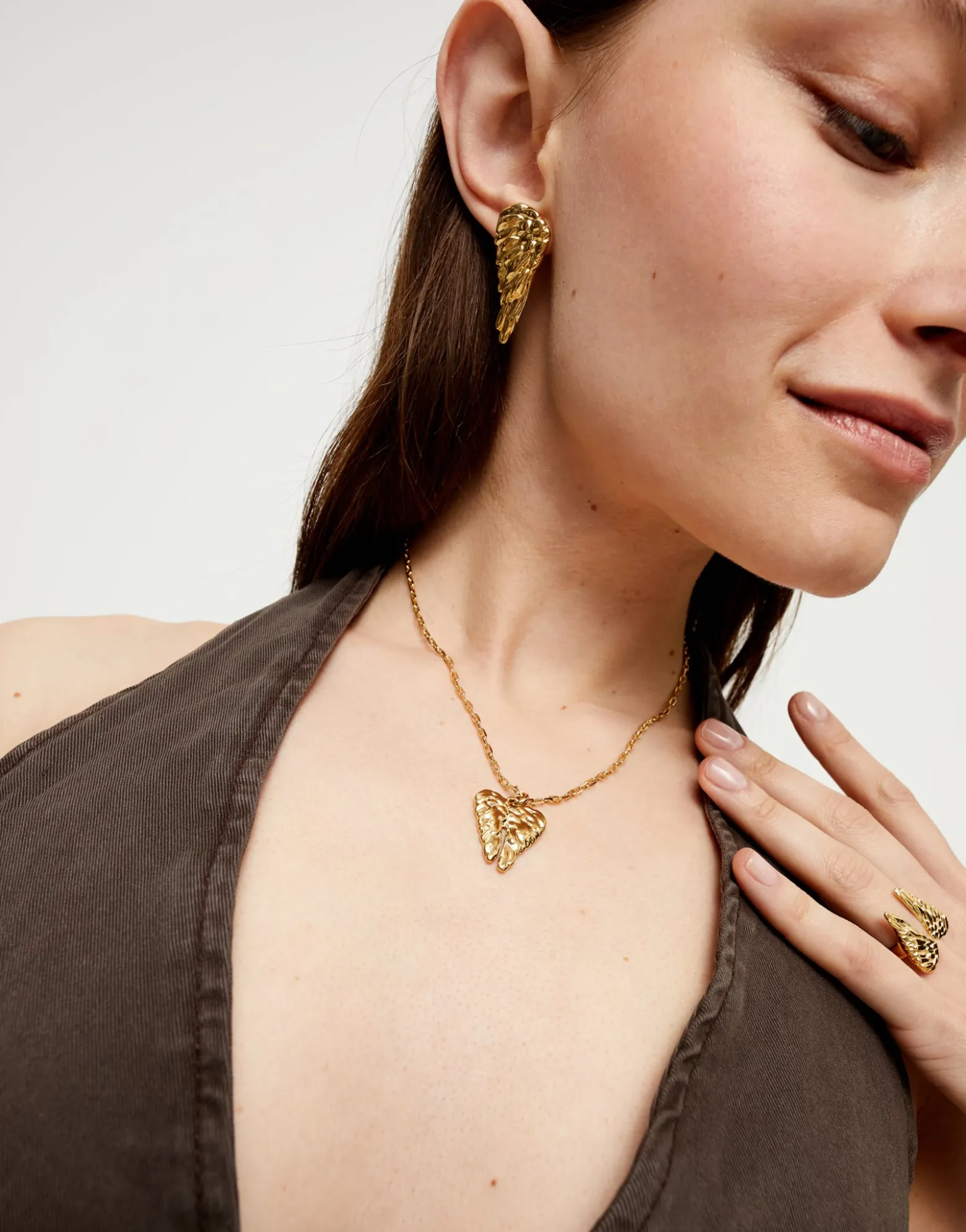 Short necklace with wing detail