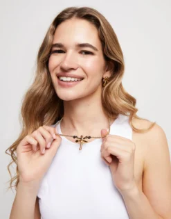 Short pendant necklace with dragonfly