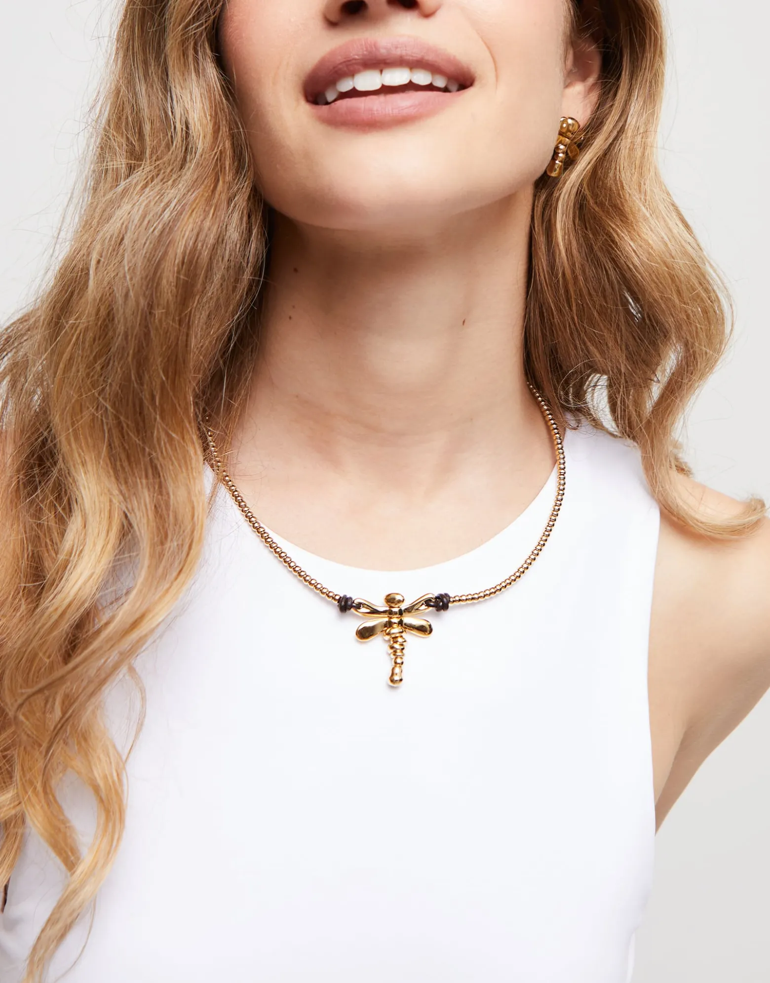 Short pendant necklace with dragonfly