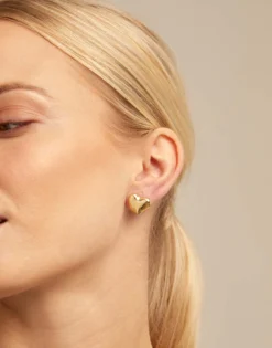 Stud earrings with heart shape