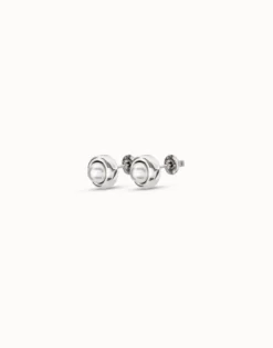 Stud earrings with pearl