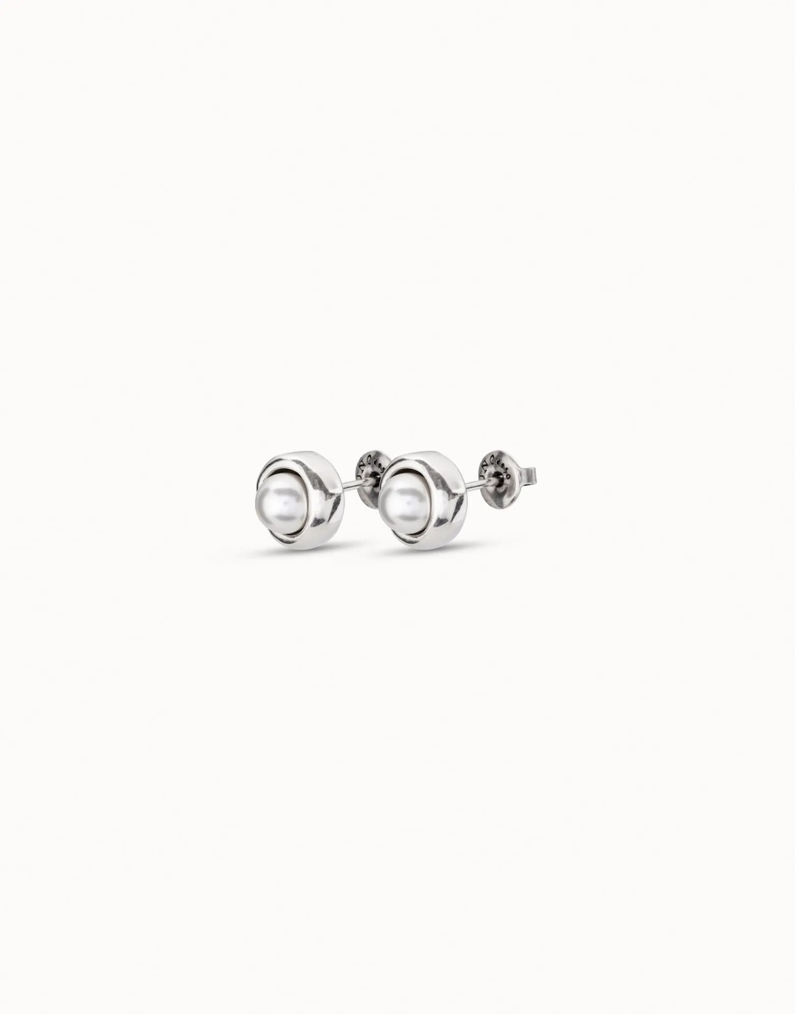 Stud earrings with pearl