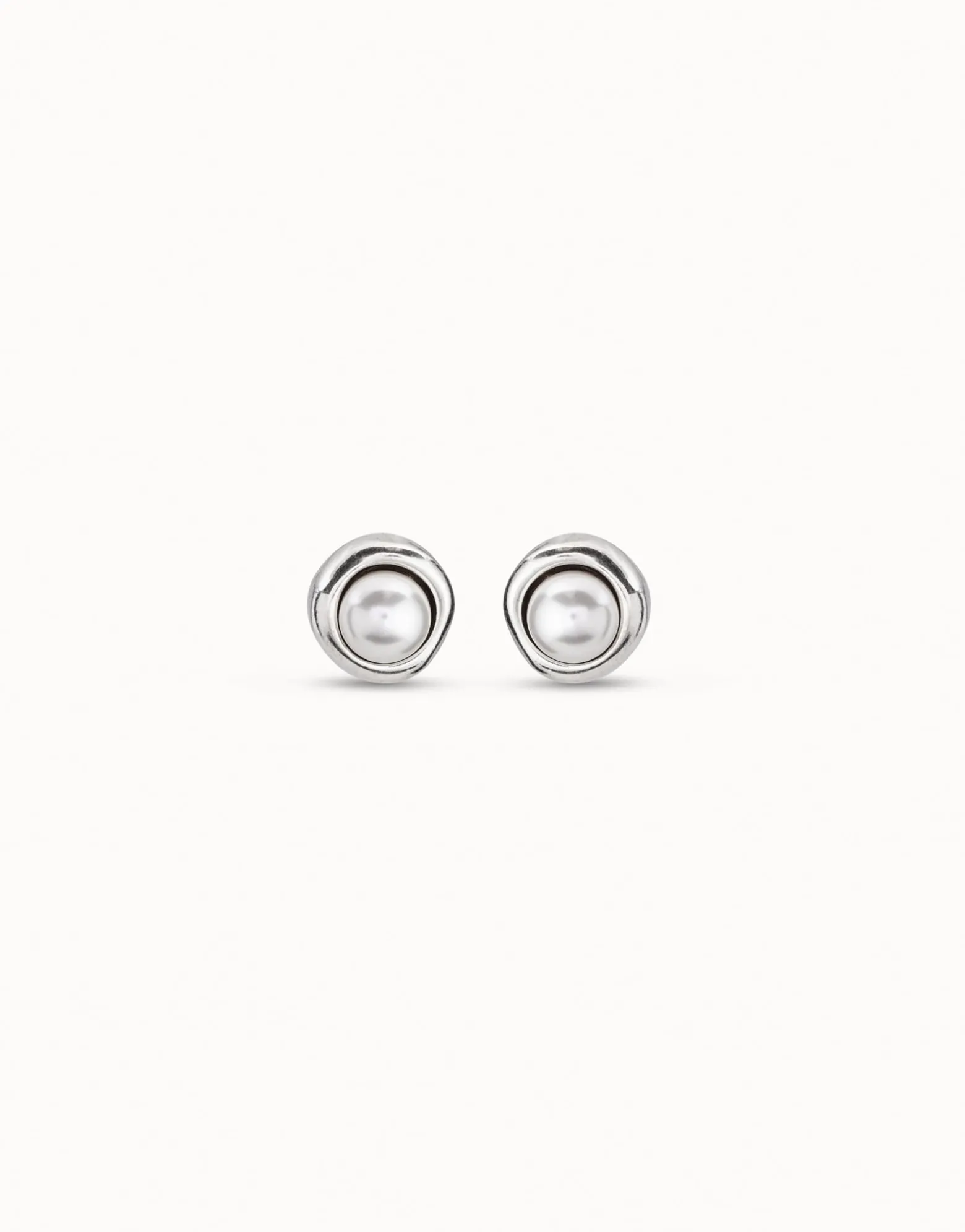 Stud earrings with pearl