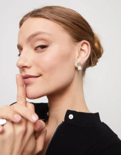 Stud earrings with white crystal