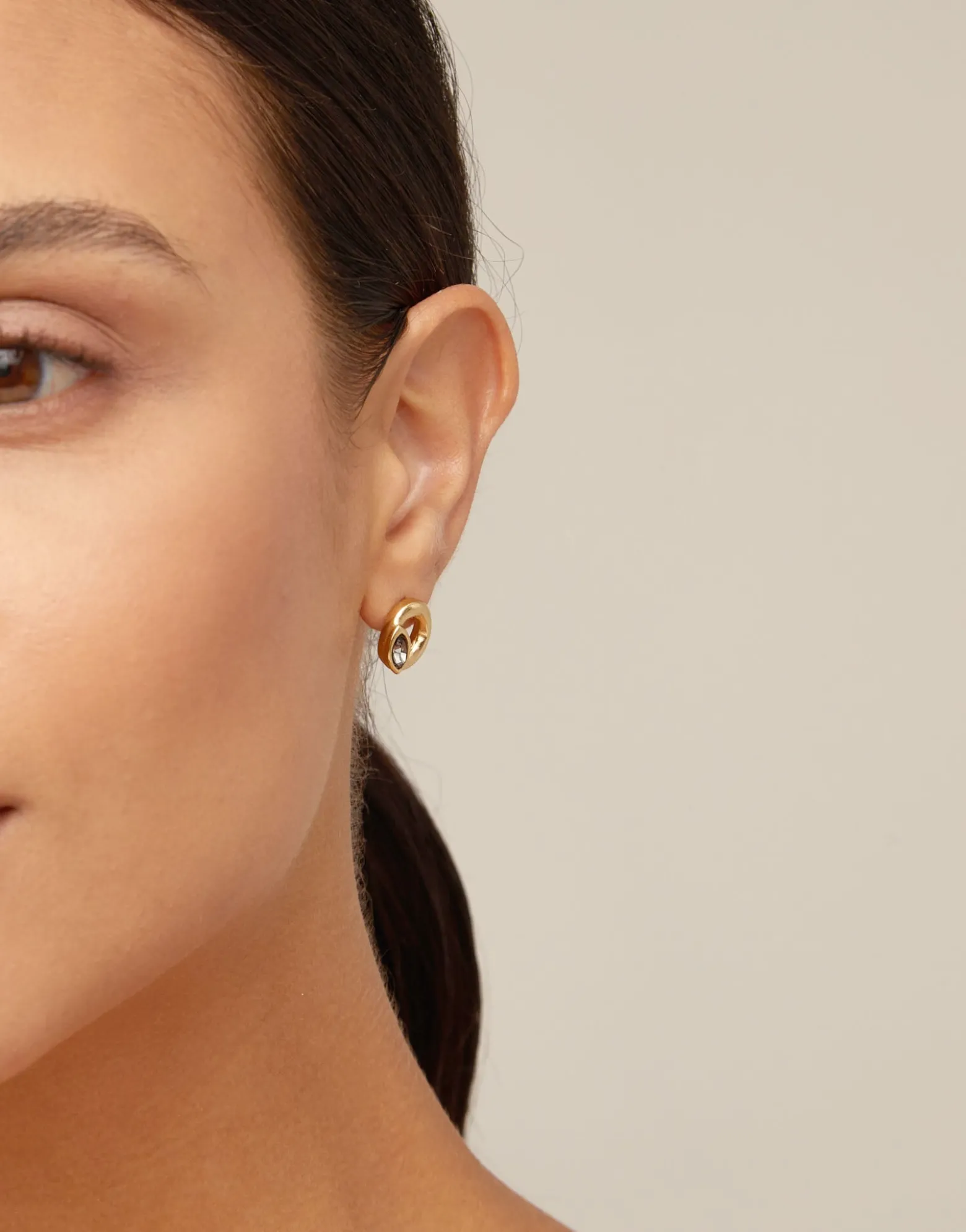 Stud oval earrings with light grey crystal